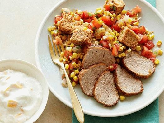 “猪肉里脊配panzanella沙拉配玉米”