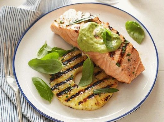 “鲑鱼排配菠萝和鳄梨调味酱酱”