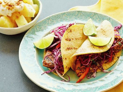 “油炸猪肉，卷心菜和菠萝炸玉米饼”