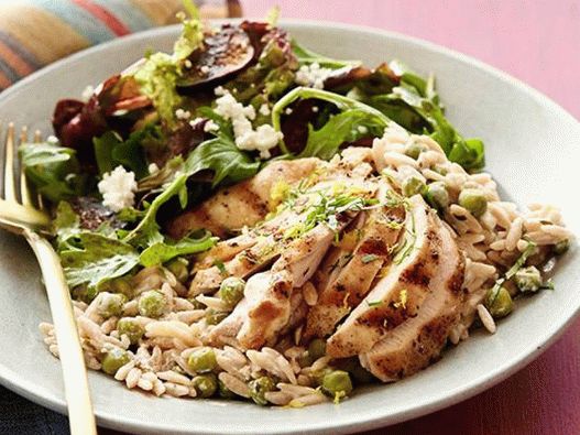 “奶油orzo奶油柠檬酱配炸鸡和无花果沙拉”