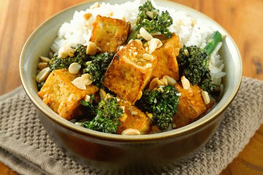 “用辣椒和柠檬草腌制的炸豆腐照片”